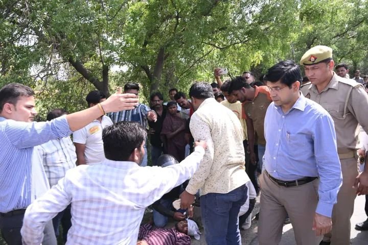 मानवता की मिसाल; डीएम व एसपी ने दिखाई संवेदनशीलता घायल को तत्काल पहुंचाया अस्पताल।
